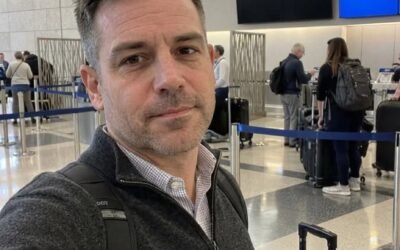 My husband forgot the papers he needed for his business trip, so I drove to the airport to bring them to him — I thought I was simply saving his business speech until I got there and saw something I never expected.